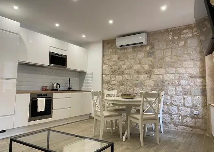 Cloe Apartment